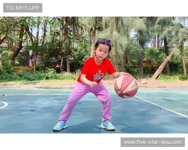 运球变向规则解析:如何合法完成变向动作避免走步违例 运球变向规则解析:如何合法完成变向动作避免走步违例